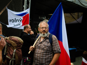 Demonstrace stovek odpůrců protikoronavirových opatření omezila provoz v Praze