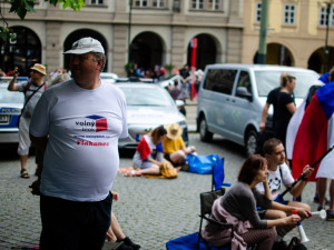 Demonstrace stovek odpůrců protikoronavirových opatření omezila provoz v Praze