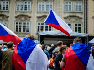 Demonstrace stovek odpůrců protikoronavirových opatření omezila provoz v Praze