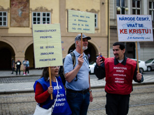 Demonstrace stovek odpůrců protikoronavirových opatření omezila provoz v Praze