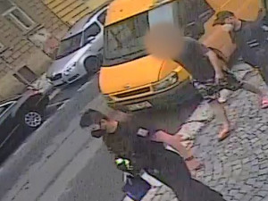 Muž na pervitinu a bez řidičáku ukradl dodávku. Jel s ní na policejní výslech