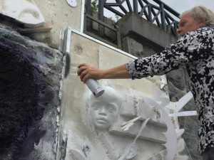 Buď všichni, a nebo nikdo. Umělec Jiří David dnes na náplavce instaloval novou sochu