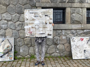 Buď všichni, a nebo nikdo. Umělec Jiří David dnes na náplavce instaloval novou sochu