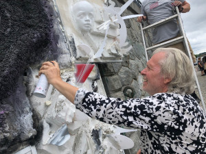 Buď všichni, a nebo nikdo. Umělec Jiří David dnes na náplavce instaloval novou sochu