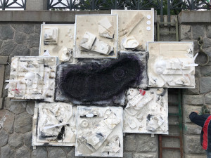 Buď všichni, a nebo nikdo. Umělec Jiří David dnes na náplavce instaloval novou sochu