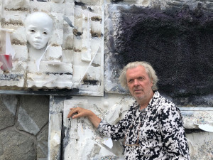 Buď všichni, a nebo nikdo. Umělec Jiří David dnes na náplavce instaloval novou sochu