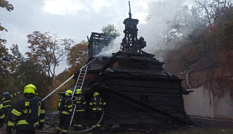 Policie dosud nenašla viníka požáru kostela v zahradě Kinských. Případ odložila