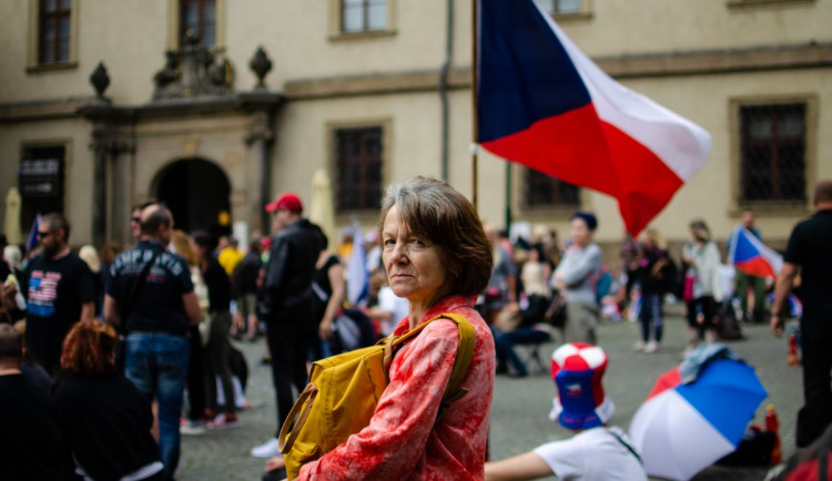 Demonstrace stovek odpůrců protikoronavirových opatření omezila provoz v Praze