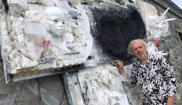 Buď všichni, a nebo nikdo. Umělec Jiří David dnes na náplavce instaloval novou sochu