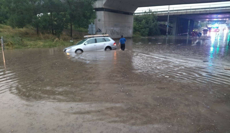 Do Prahy přišla bouřka. Hasiči mají hodně práce, hladina Botiče stoupla na druhý stupeň