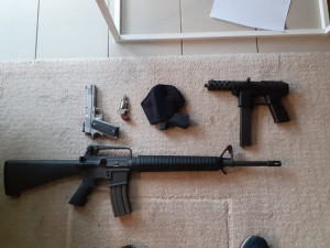 Kriminalisté rozbili gang dealerů kokainu a konopí. Našli drogy, hotovost i zbraně