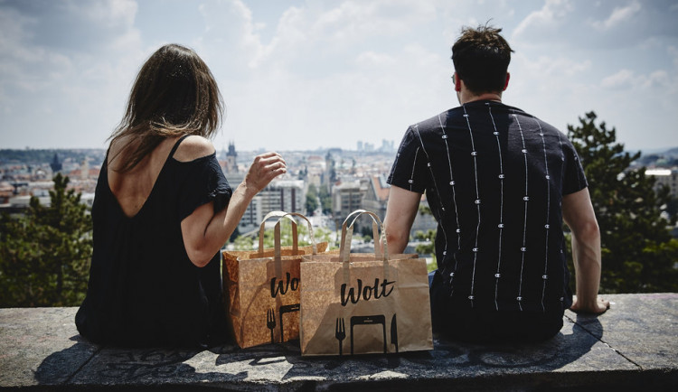 Léto je tady a Wolt je připraven! Kurýři po Praze rozváží zmrzliny z těch nejoblíbenějších gelatérií