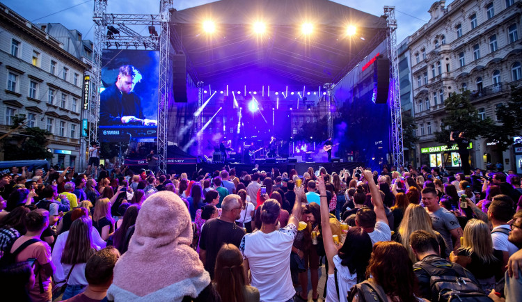 Na Václaváku se hrálo a zpívalo na podporu moravských obcí zasažených tornádem