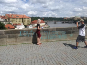 Vandal posprejoval Karlův most. Poničil zábradlí i sochu