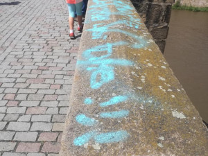Vandal posprejoval Karlův most. Poničil zábradlí i sochu