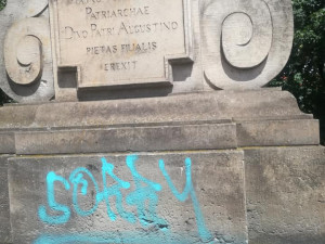 Vandal posprejoval Karlův most. Poničil zábradlí i sochu