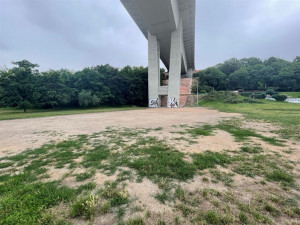 Místo udusané hlíny hřiště a zeleň. Pod Nuselákem vznikne volnočasový areál