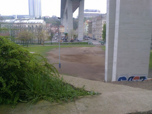 Místo udusané hlíny hřiště a zeleň. Pod Nuselákem vznikne volnočasový areál