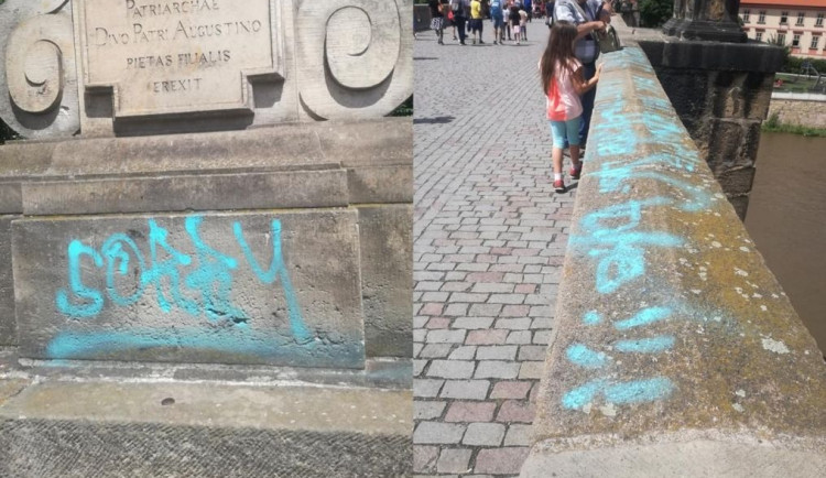 Vandal posprejoval Karlův most. Poničil zábradlí i sochu