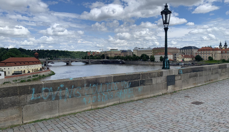 Muž, který posprejoval Karlův most, se přihlásil na policii