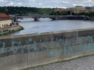 Restaurátor odstraňoval grafitti z Karlova mostu i v noci. Poškozování si nesmíme nechat líbit, říká