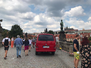 Restaurátor odstraňoval grafitti z Karlova mostu i v noci. Poškozování si nesmíme nechat líbit, říká