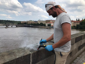 Restaurátor odstraňoval grafitti z Karlova mostu i v noci. Poškozování si nesmíme nechat líbit, říká