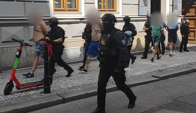Skupina cizinců napadla v Praze 7 taxikáře. Policisté muže dopadli