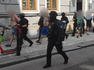 Skupina cizinců napadla v Praze 7 taxikáře. Policisté muže dopadli