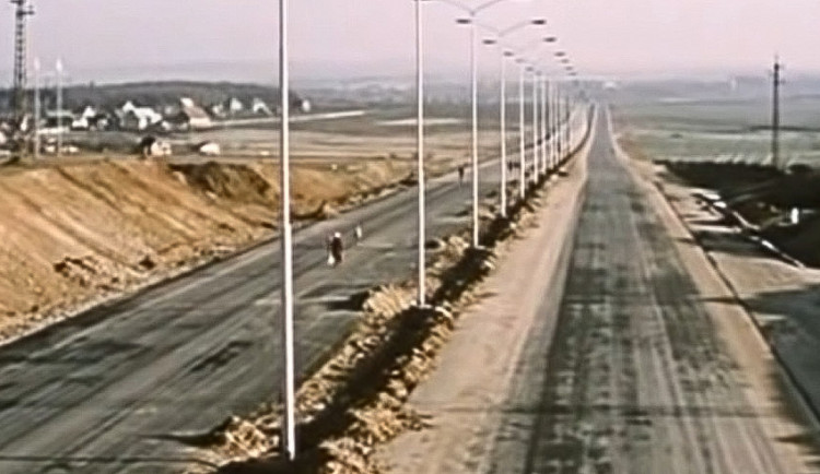 Po dálnici D1 se začalo jezdit před padesáti lety. První úsek vedl z Prahy do Mirošovic