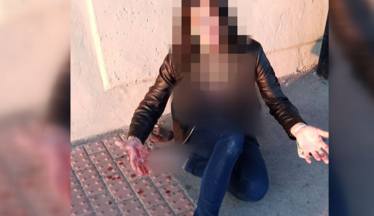 Zakrvácená matka ležela na ulici, nadýchala téměř tři promile. Pro děti si přišel její přítel