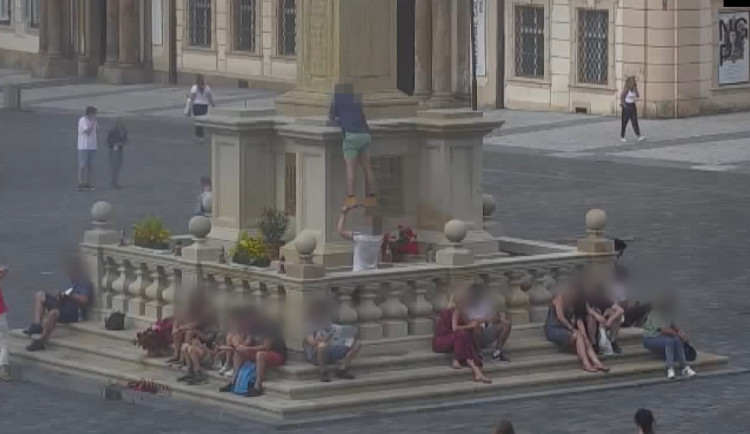 Opilí cizinci z nudy vylezli na Mariánský sloup. Dostali pokutu dvacet tisíc korun