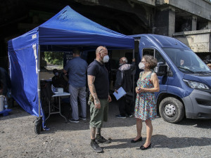 V Praze se začali očkovat přímo v terénu lidé bez domova