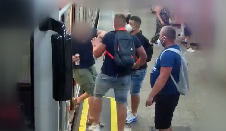Muž se zastal ženy, kterou obtěžovali tři cizinci. Ti ho zbili a nechali ležet na nástupišti
