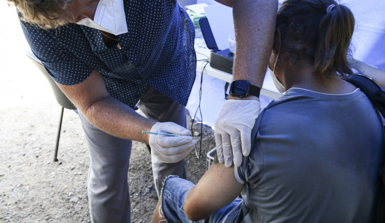 V Praze se začali očkovat přímo v terénu lidé bez domova