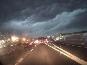 Obloha očima čtenářů. Podívejte se, jak vypadala včerejší bouřka v Praze