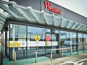 Boty nebo mobil za očkování. Na nádraží se první den nechalo očkovat 240 lidí, na Chodově 600