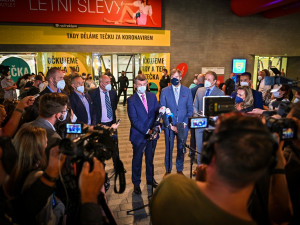 Boty nebo mobil za očkování. Na nádraží se první den nechalo očkovat 240 lidí, na Chodově 600