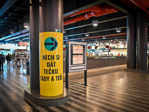 Boty nebo mobil za očkování. Na nádraží se první den nechalo očkovat 240 lidí, na Chodově 600