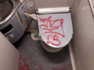 Vandal pomaloval interiér vlaku v Praze. Pátrá po něm policie