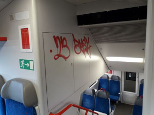 Vandal pomaloval interiér vlaku v Praze. Pátrá po něm policie