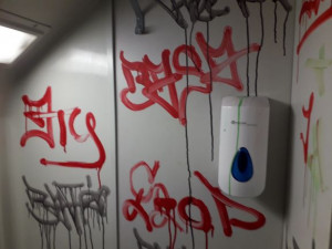 Vandal pomaloval interiér vlaku v Praze. Pátrá po něm policie