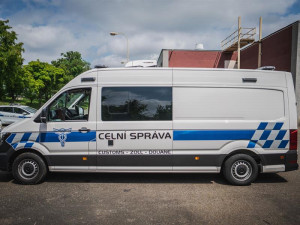 Nový vůz k odhalování drog dostali pražští celníci