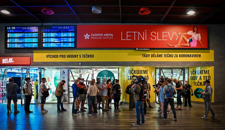 Boty nebo mobil za očkování. Na nádraží se první den nechalo očkovat 240 lidí, na Chodově 600