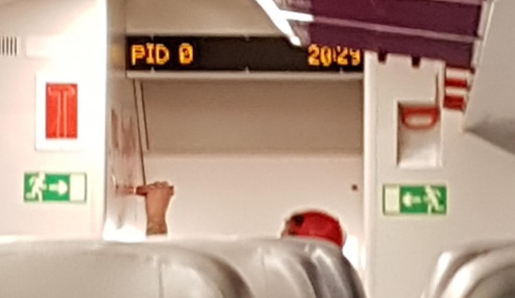 Vandal pomaloval interiér vlaku v Praze. Pátrá po něm policie