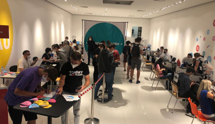 Zájem o očkování bez registrace trvá, v nákupním centru je fronta na dvě hodiny