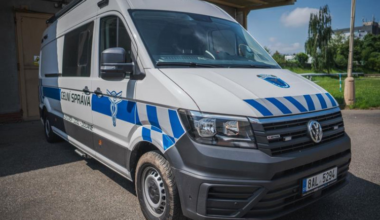 Nový vůz k odhalování drog dostali pražští celníci