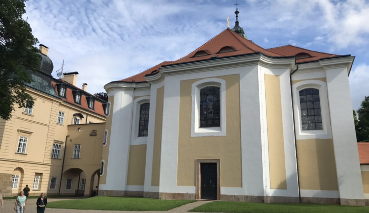 Lánský zámek je sídlem prezidentů již sto let. K jubileu se po rekonstrukci otevřel kostel Nejsvětějšího Jména Ježíš