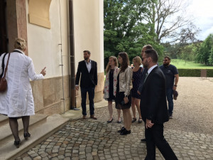 Lánský zámek je sídlem českých prezidentů již sto let. Veřejnosti se k jubileu otevřel přilehlý kostel