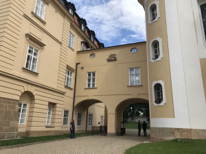 Lánský zámek je sídlem českých prezidentů již sto let. Veřejnosti se k jubileu otevřel přilehlý kostel